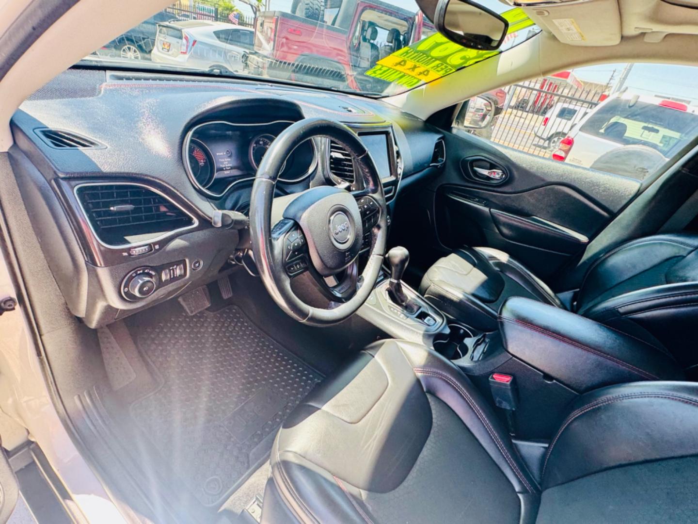 2019 White Jeep Cherokee Trailhawk 4WD (1C4PJMBX1KD) with an 3.2L V6 DOHC 24V engine, 9A transmission, located at 2190 Hwy 95, Bullhead City, AZ, 86442, (928) 704-0060, 0.000000, 0.000000 - On consignment. Super clean 2019 Jeep Cherokee Trailhawk. 4x4. Leather loaded. 56k miles. - Photo#14